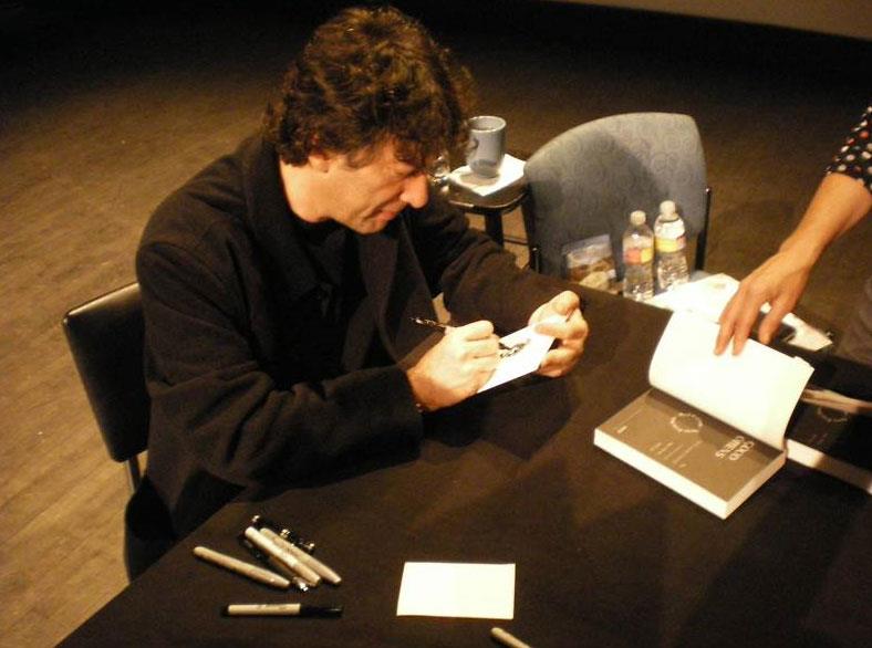 Neil Gaiman sketching Sandman