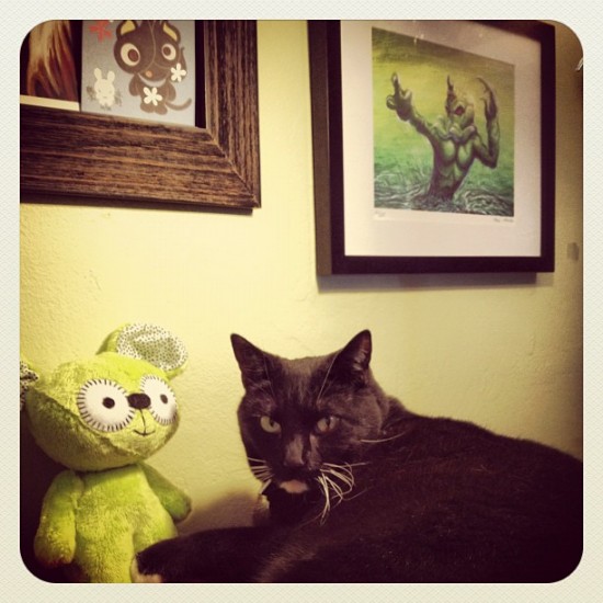 Cats and art: take 2. Photo of Nigel with @junko_mizuno & @maxtoyco by @jeremyriad.